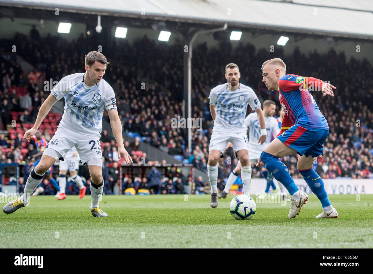 Londres, ANGLETERRE - 27 avril : Max Meyer de Crystal Palace et Séamus Coleman de Everton FC au cours de la Premier League match entre Crystal Palace et Everton FC à Selhurst Park le 27 avril 2019 à Londres, Royaume-Uni. (Photo par Sebastian Frej/MO Media) Banque D'Images