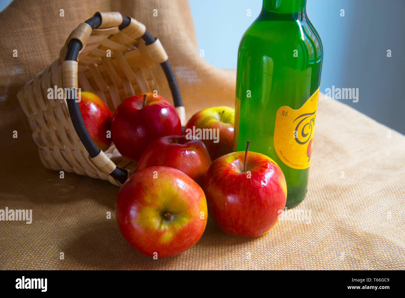 Pommes et dispersés bouteille de cidre. Les Asturies, Espagne. Banque D'Images