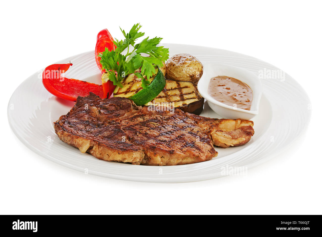 Les steaks grillés, pommes de terre au four et légumes sur w Banque D'Images