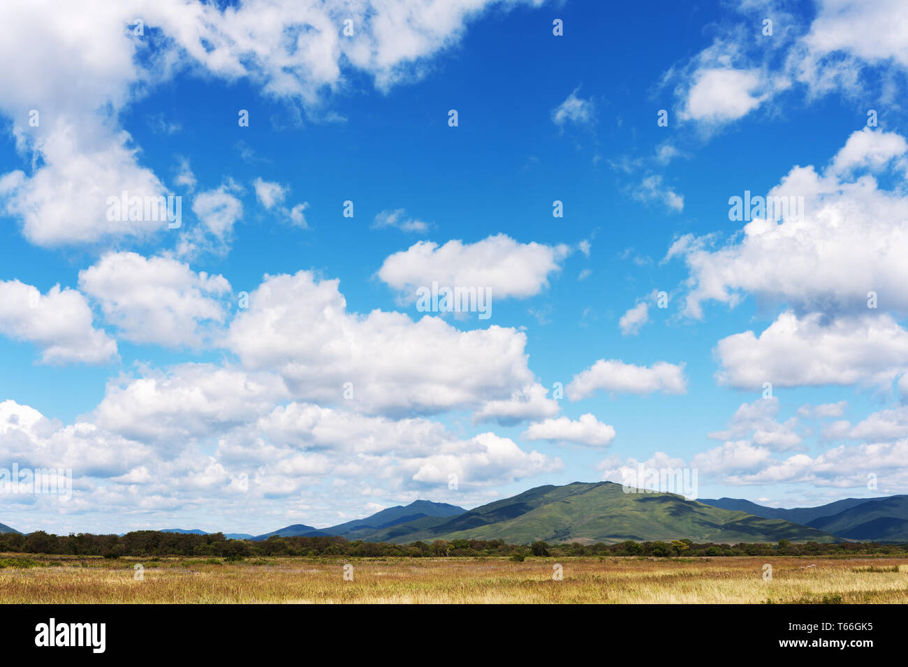 Paysage avec vue sur la montagne, ciel bleu et beauti Banque D'Images