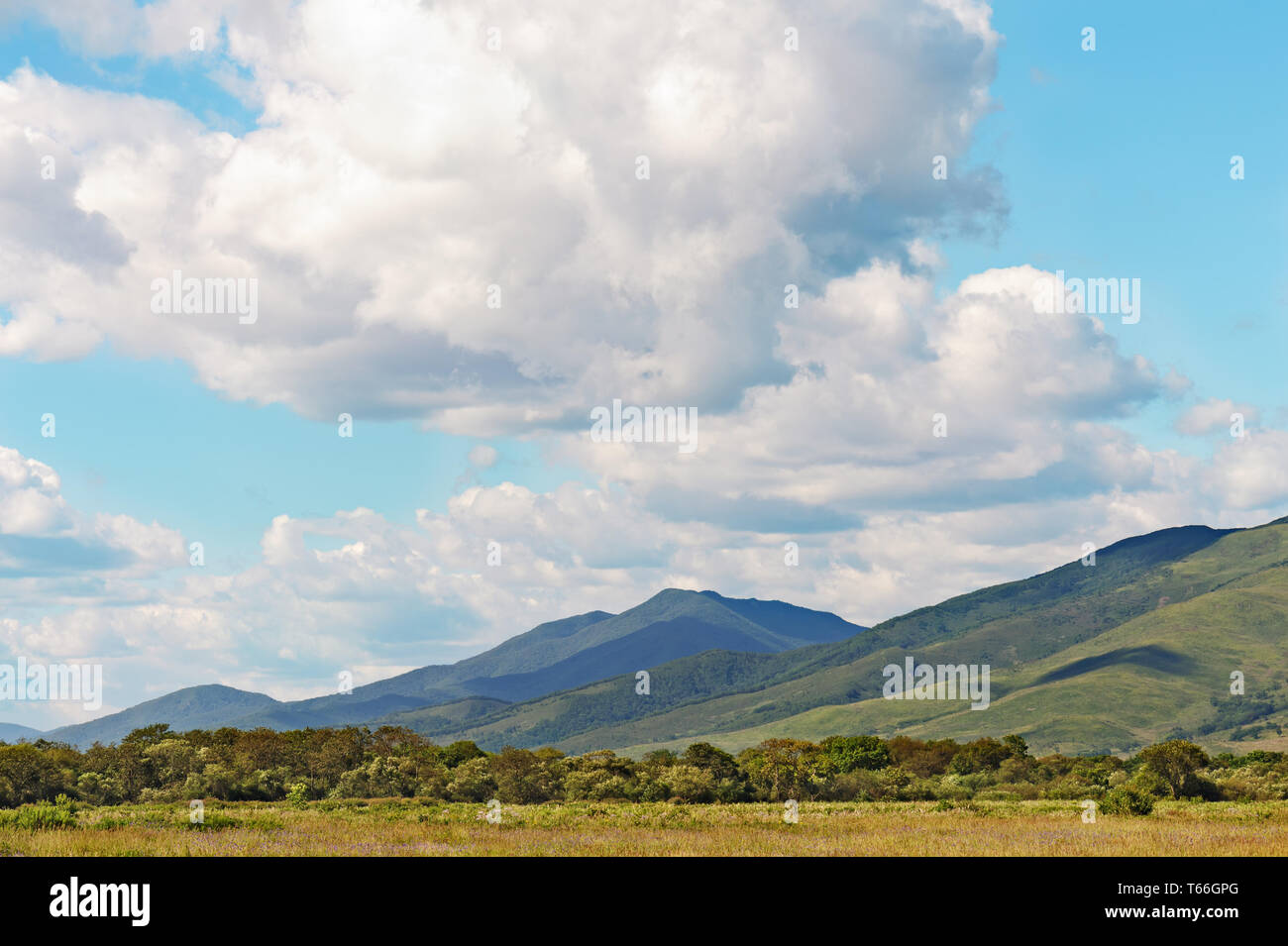Paysage avec vue sur la montagne, ciel bleu et beauti Banque D'Images