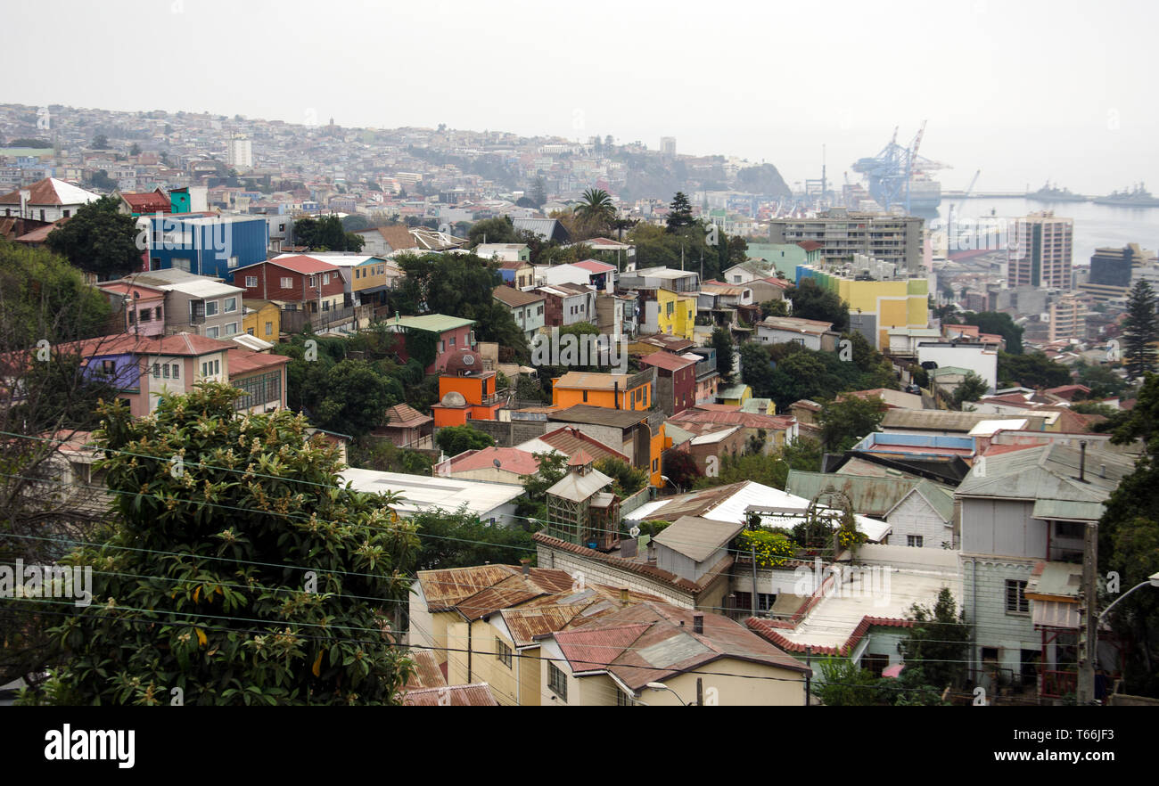 Vue de dessus pour le port de Valparaiso La trb Sebastiano, l'accueil (maintenant un musée) de Pablo Neruda, le grand poète et prix Nobel Banque D'Images