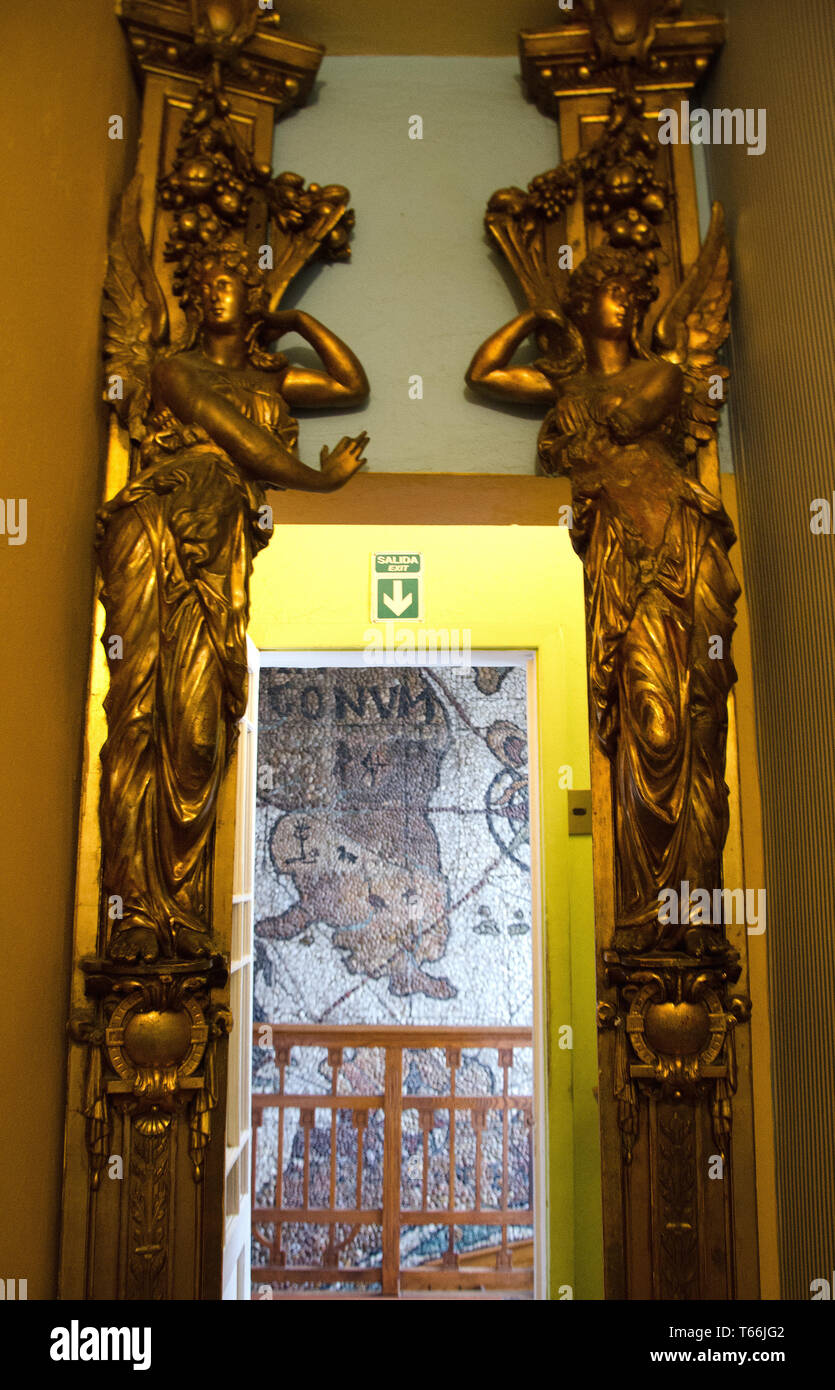 À l'intérieur de la Sebastiana, Valparaiso accueil d'Chiile est grand poète Pablo Neruda, un communiste, il aimait les bonnes choses de la vie Banque D'Images