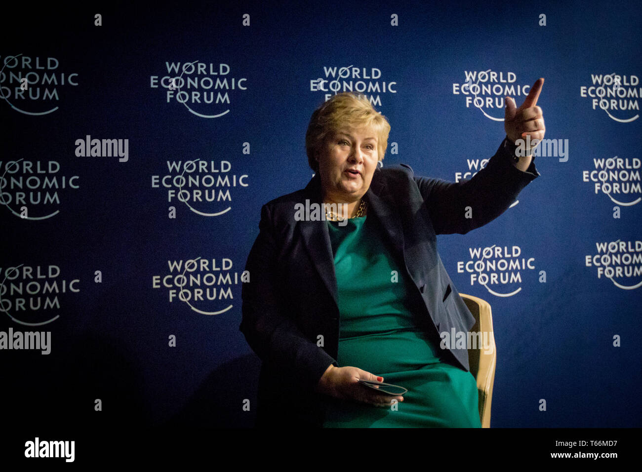 Le Premier Ministre norvégien, Erna Solberg (H) lors d'une conférence de presse au Forum economique mondial - Forum économique mondial de Davos. Banque D'Images