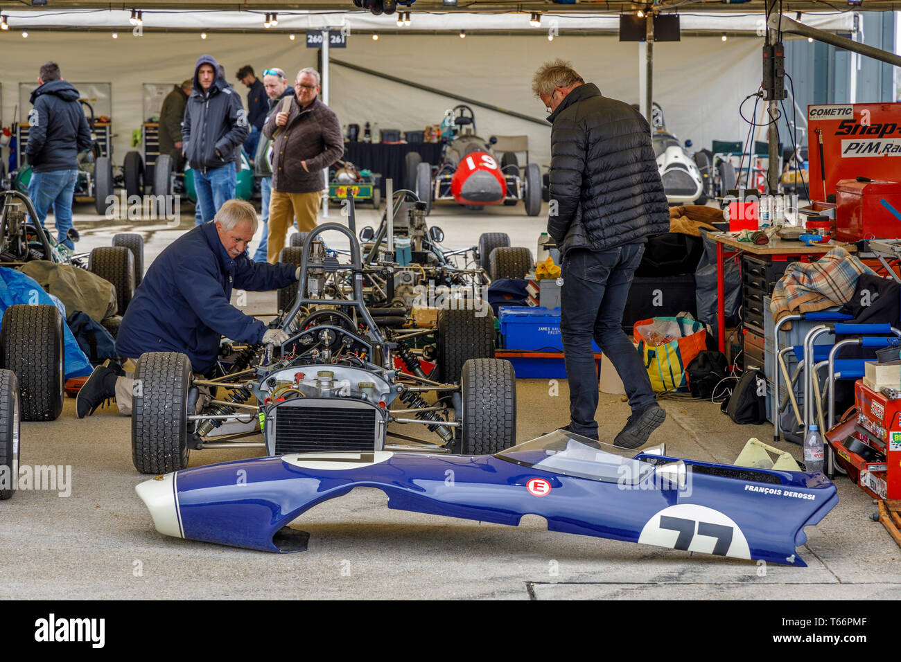 1970 Chevron-Ford B17 est desservi dans le paddock pour la Derek Bell Cup Race à la 77e réunion des membres de Goodwood, Sussex, UK. Banque D'Images