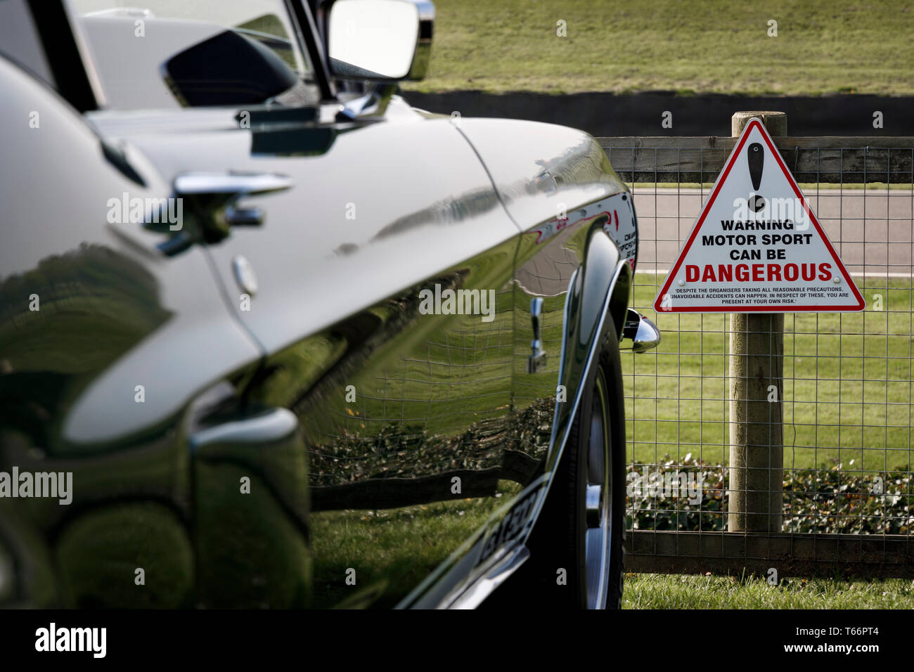 Le sport automobile d'avertissement peut être dangereux sur les circuits, clôture le long de la zone de visualisation de Lavant tout droit à la 77e réunion des membres GRRC Goodwood, UK Banque D'Images