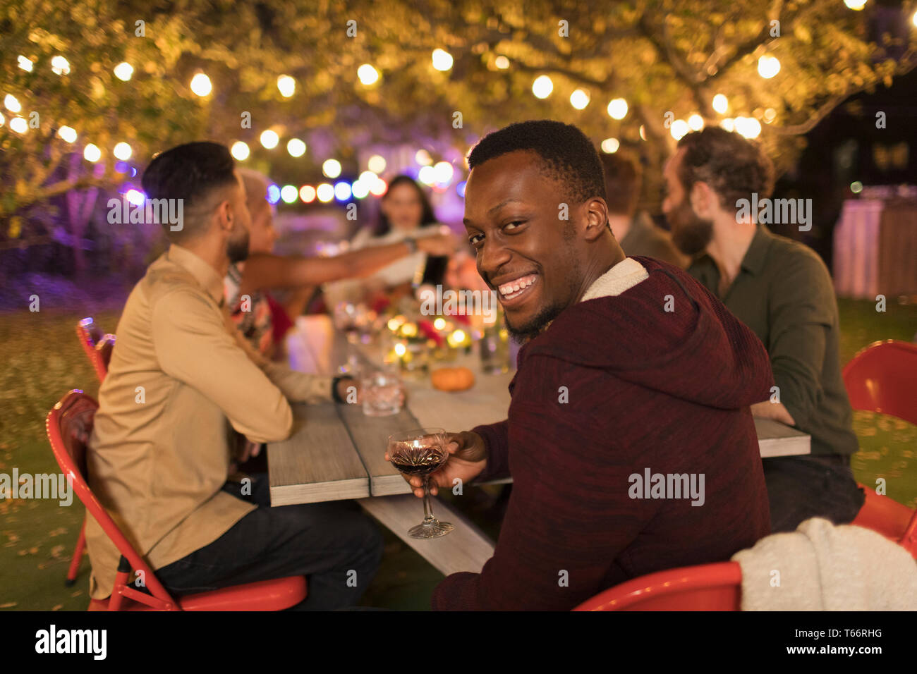 Portrait of smiling man drinking wine, de dîner garden party Banque D'Images