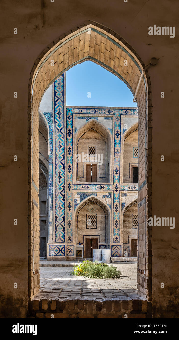 L'intérieur d'une Madrasah ouzbek à Boukhara, Ouzbékistan Banque D'Images