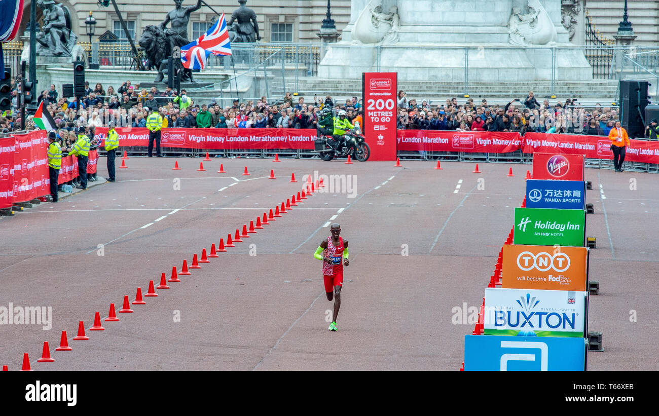 Londres, ANGLETERRE - 28 avril : Mo Farah de Grande-Bretagne l'exécution du dernier 200m dans l'élite hommes dans la Vierge Marathon de Londres le 28 avril 2019, 2 Banque D'Images