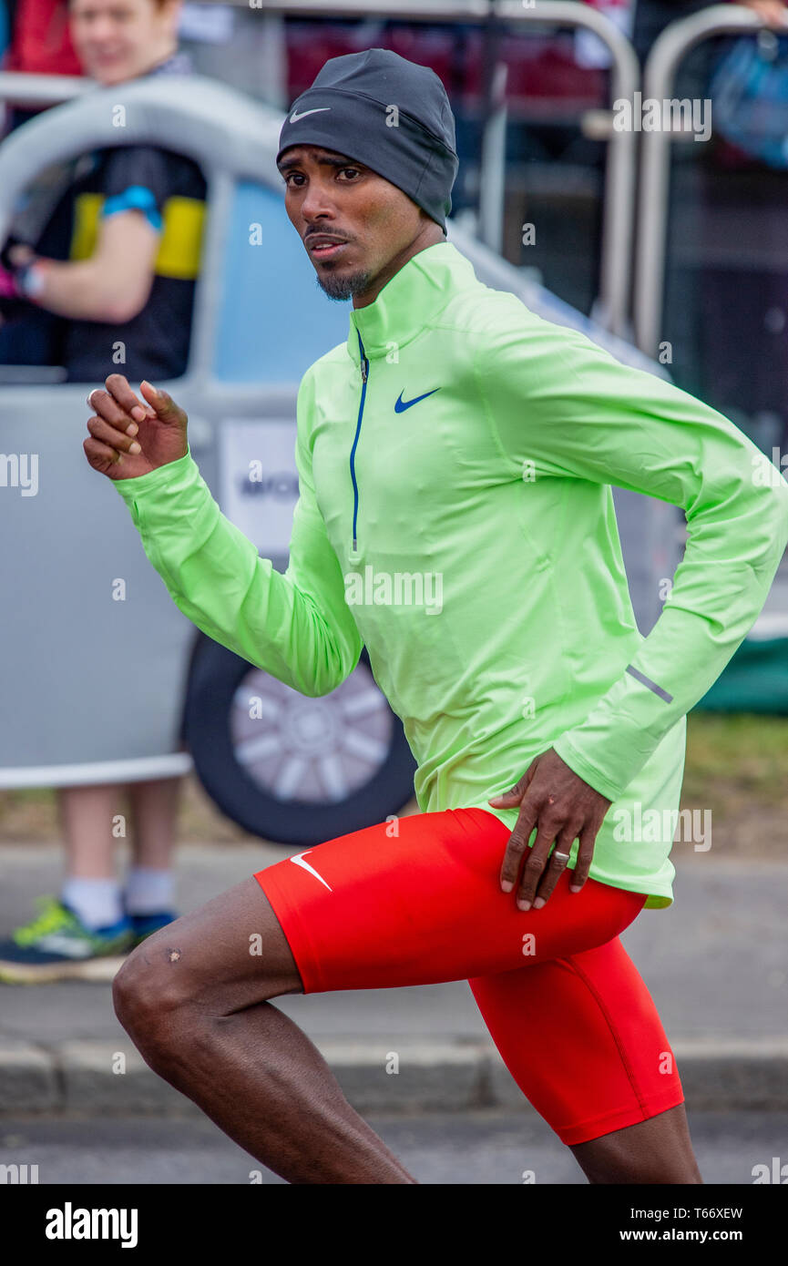 Londres, ANGLETERRE - 28 avril : Mo Farah de Grande-Bretagne l'échauffement avant le début de l'épreuve des hommes d'élite dans le Virgin London Marathon 2019 Avril sur Banque D'Images