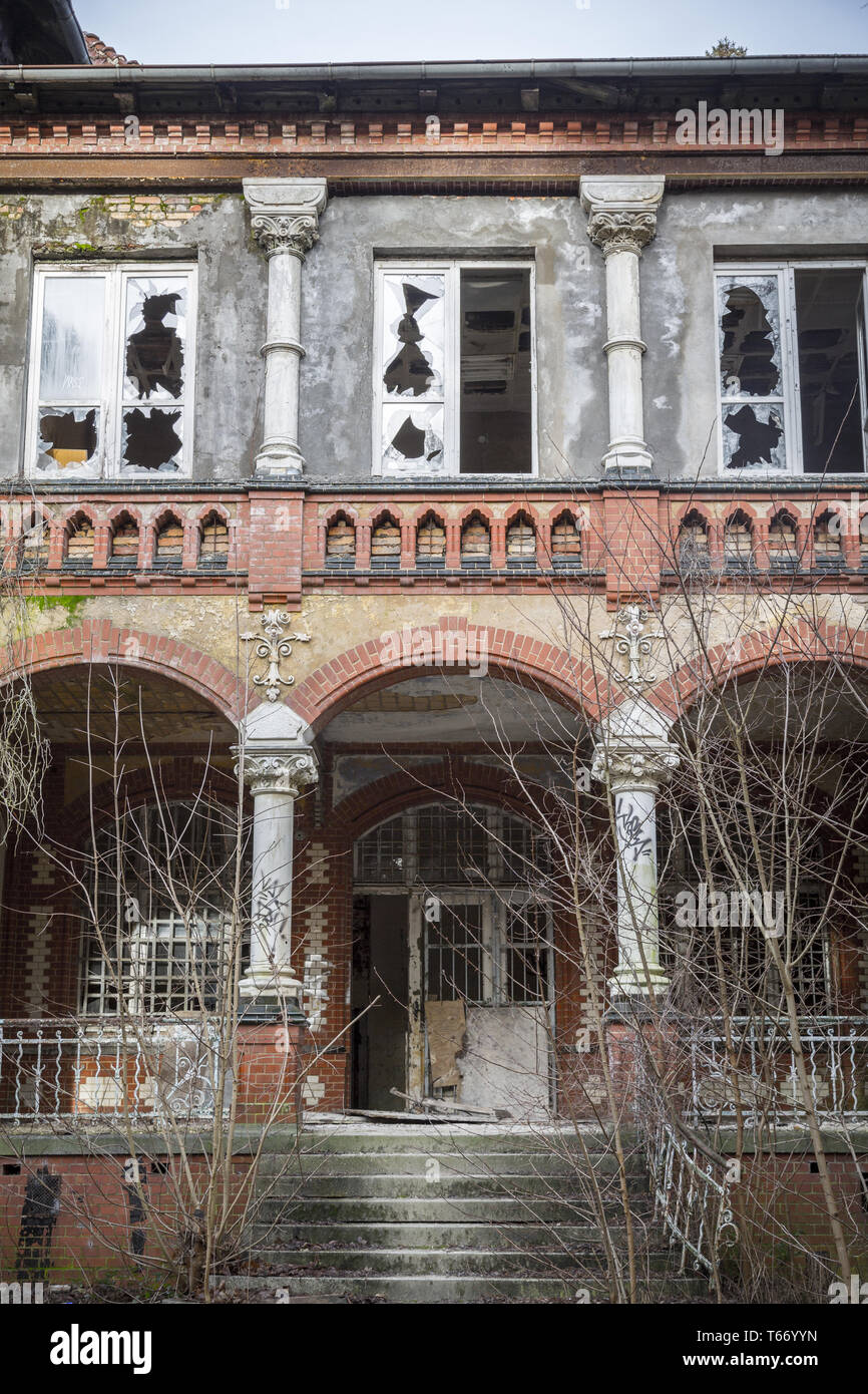 Vieille maison avec de vieux piliers et fenêtres brisées Banque D'Images