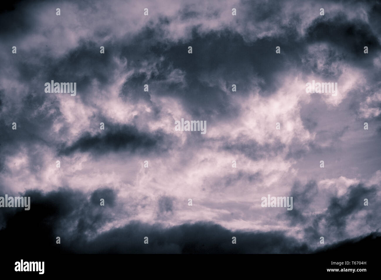 Nuages spectaculaires sur un jour de tempête, filtre couleur vintage Banque D'Images