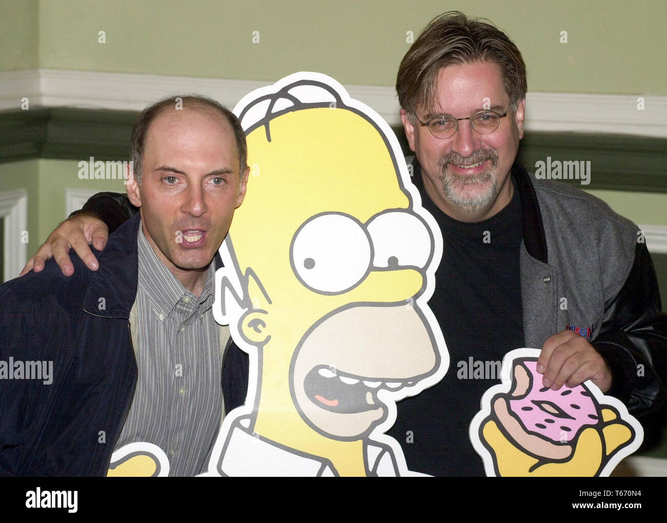 Dix années de The Simpsons sur Sky One, The Simpsons Mania tournée a débuté à la chambres d'Édimbourg, en ce soir du lundi 14/8/00. Les voix derrière les personnages réalisés un live rare de lire l'un des scripts aidé par le créateur de la série Matt Groening. Matt est photographié avec son caractère Homère et la voix derrière le personnage Dan Castellaneta. Banque D'Images