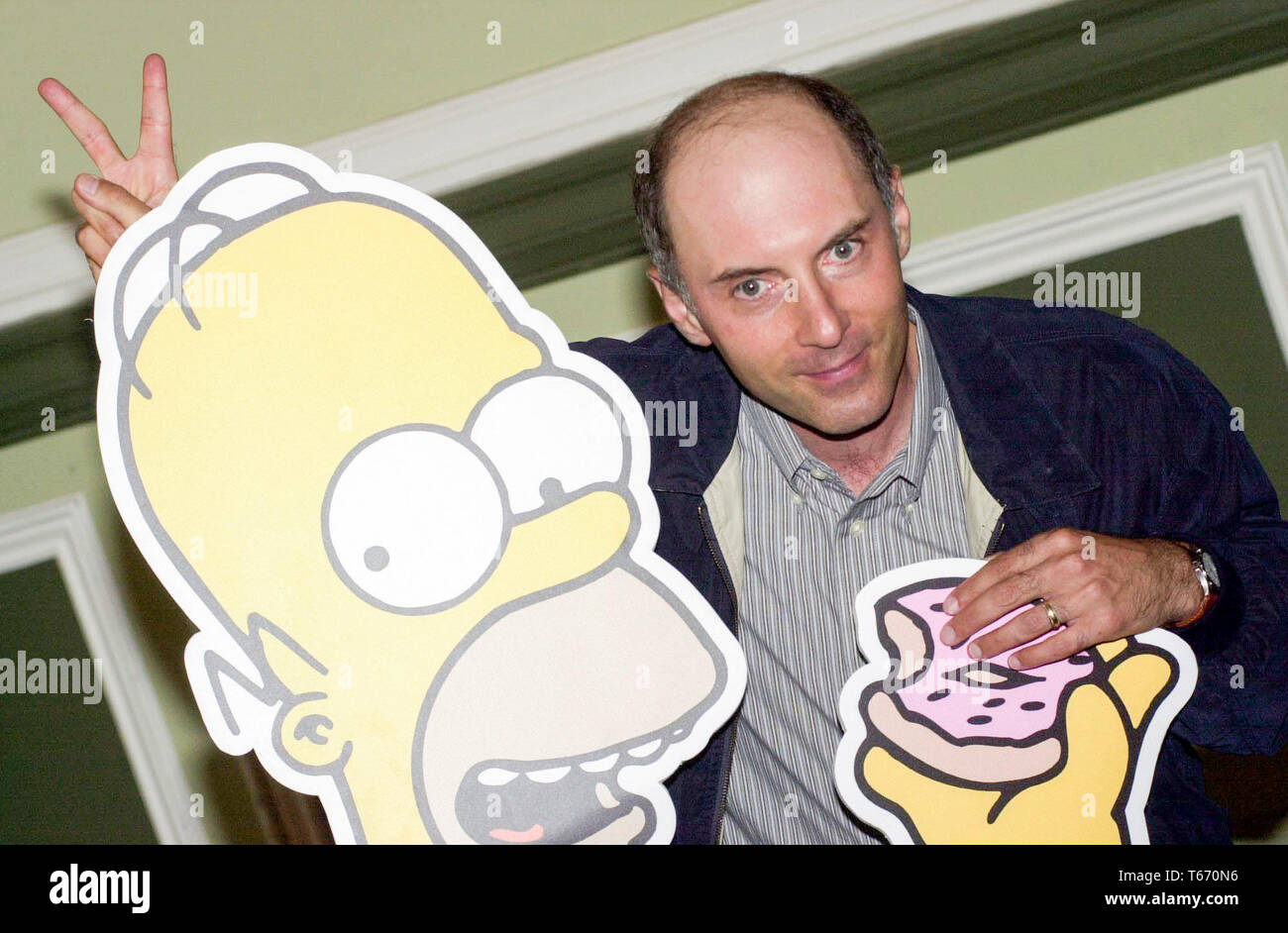 Dix années de The Simpsons sur Sky One, The Simpsons Mania tournée a débuté à la chambres d'Édimbourg, en ce soir du lundi 14/8/00. Les voix derrière les personnages réalisés un live rare de lire l'un des scripts aidé par le créateur de la série Matt Groening. Dan Castellaneta la voix derrière Homer est photographié avec son caractère. Banque D'Images