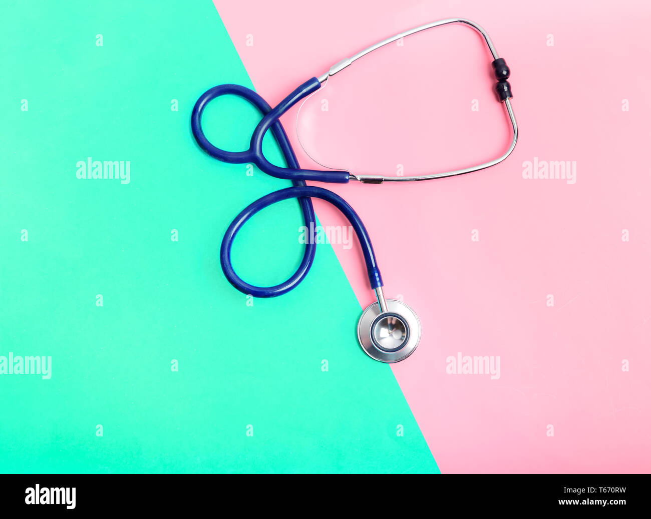 Stéthoscope entre vert et rouge, le concept de la frontière de la santé et de la maladie, en bonne santé et mode de vie malsain. Risque de maladie de coeur ou Banque D'Images
