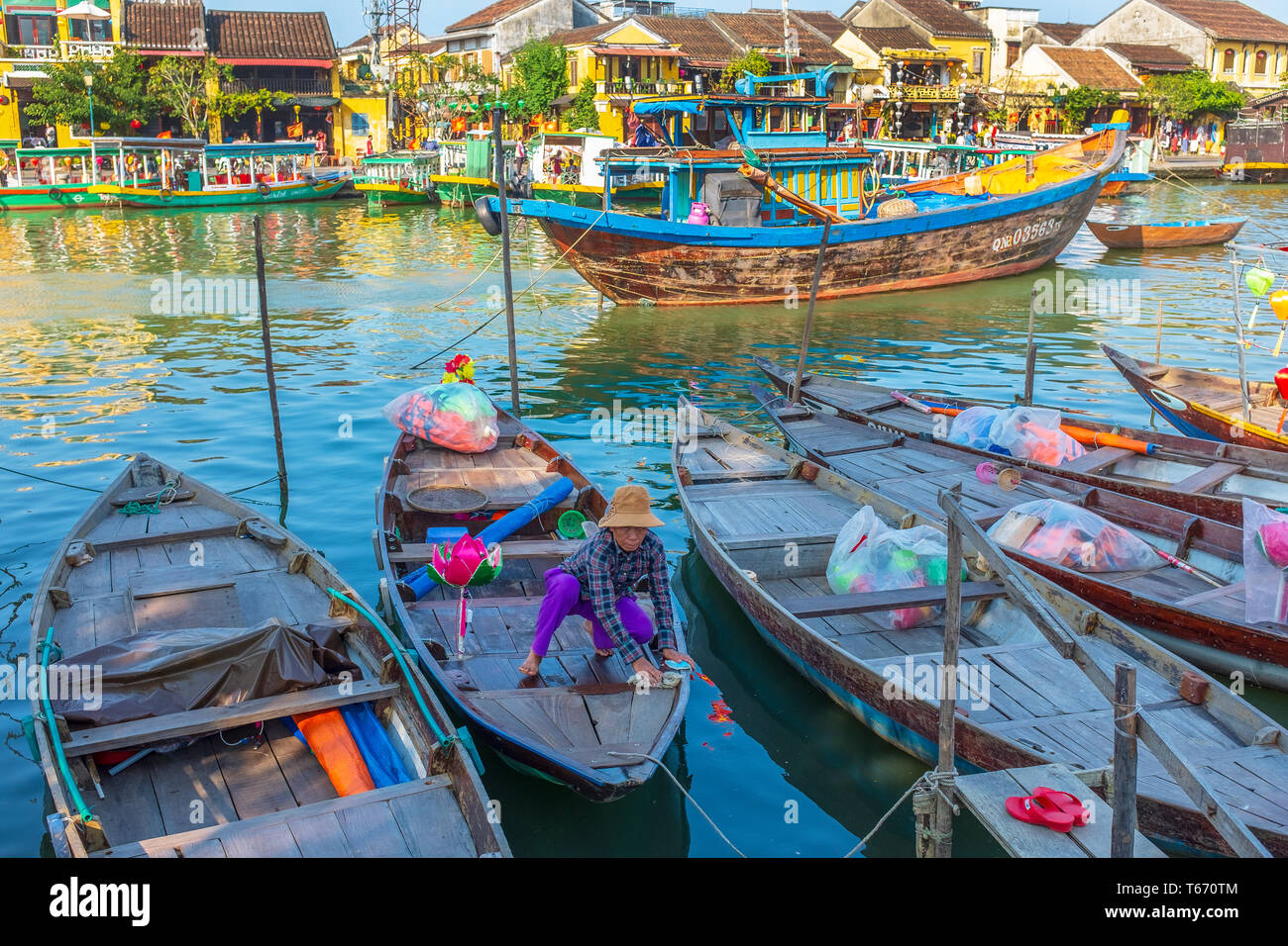 Vietnamiens locaux fisher femme nettoyer son bateau de pêche au port sur la rivière Thu Bon Fils de Hoi An à Quang Nam, Vietnam, Asie Provence Banque D'Images