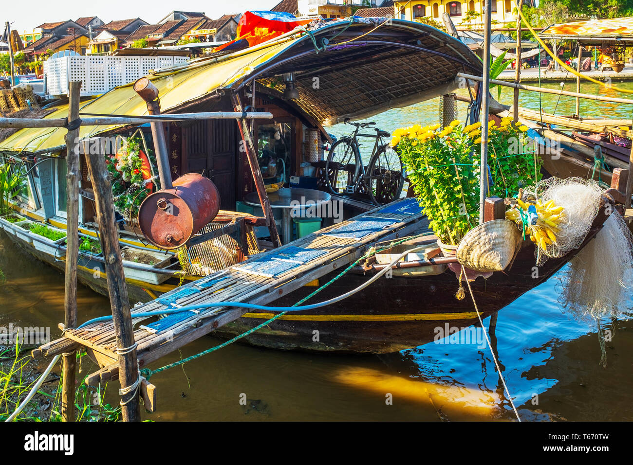 Maison traditionnelle vietnamienne fils bateau sur la rivière Thu Bon à Hoi An, Quang Nam, Vietnam, Asie Provence Banque D'Images