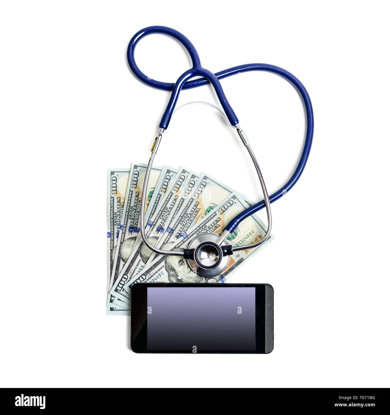 Le stéthoscope des dollars et d'un téléphone mobile avec écran maquette vide pour votre image sur fond blanc Banque D'Images
