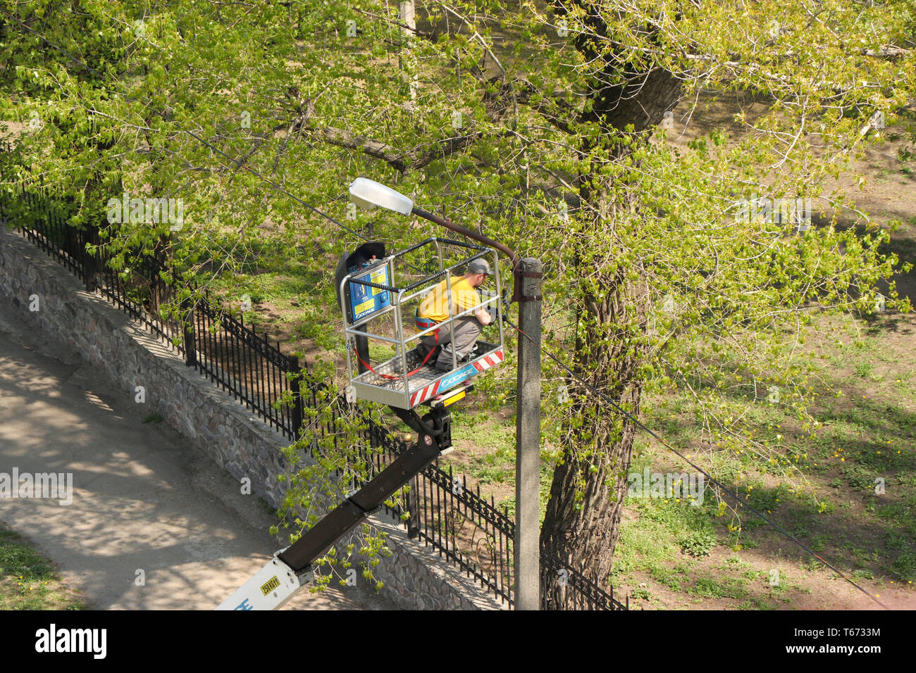 Krementchoug, région de Poltava, Ukraine, le 25 avril 2019, l'amélioration de la ville remplacement des lampes d'éclairage de rue Banque D'Images