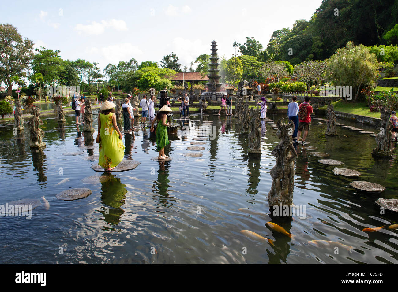 Les touristes sur les tremplins à Taman Tirtagangga (Le Royal Palais d'eau et jardins) à Bali, Indonésie Banque D'Images