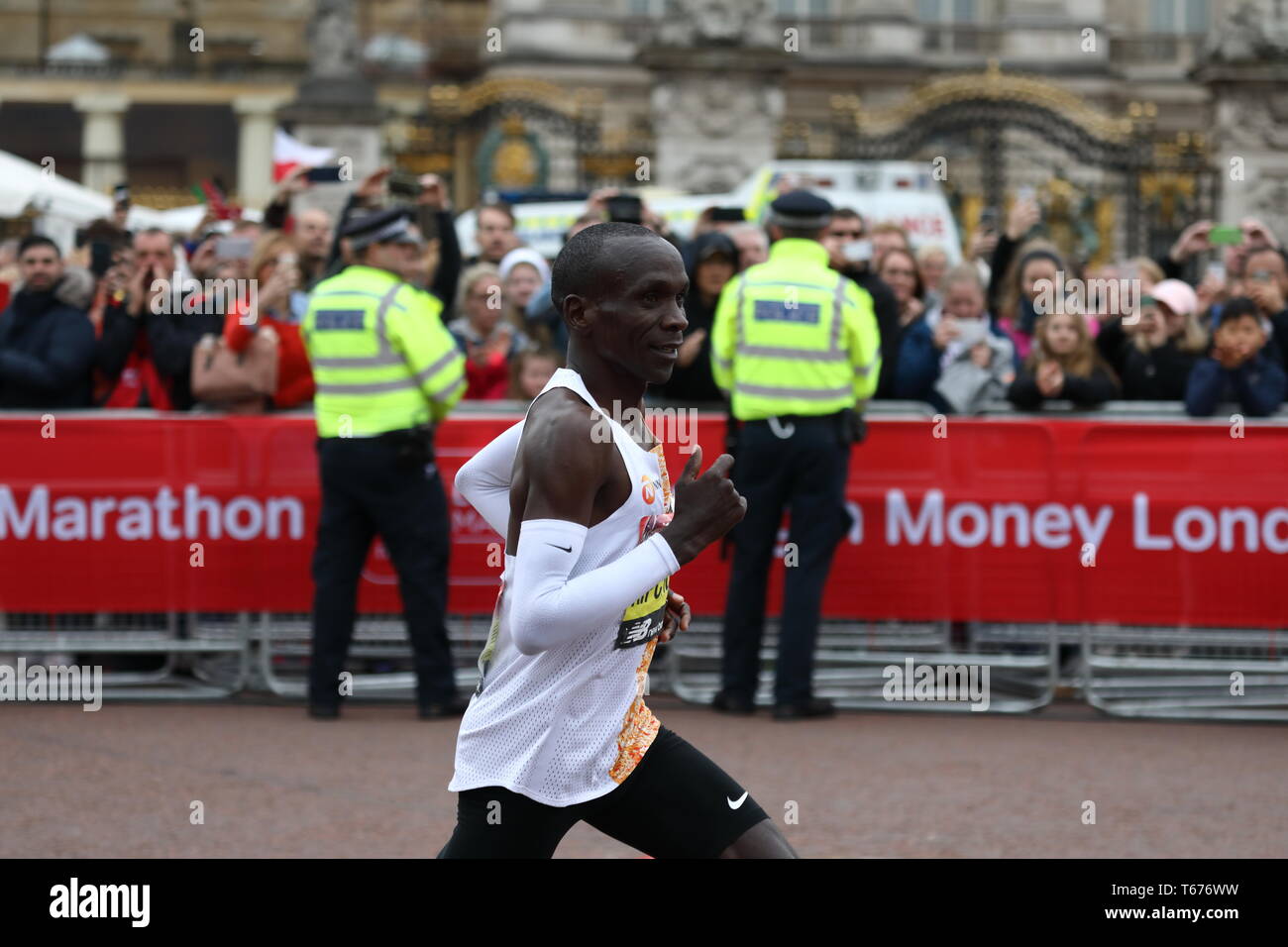La Vierge, le Marathon de Londres 2019 men's winner Eliud Kipchoge du Kenya, dans la phase finale devant le palais de Buckingham. Banque D'Images