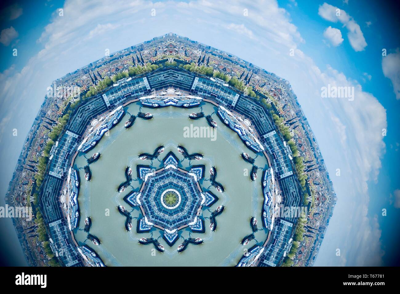 Regardant vers le bas sur le port d'Amsterdam de l'Adam Lookout. Image créée à l'aide d'un filtre kaléidoscope. Avril 2019. Banque D'Images