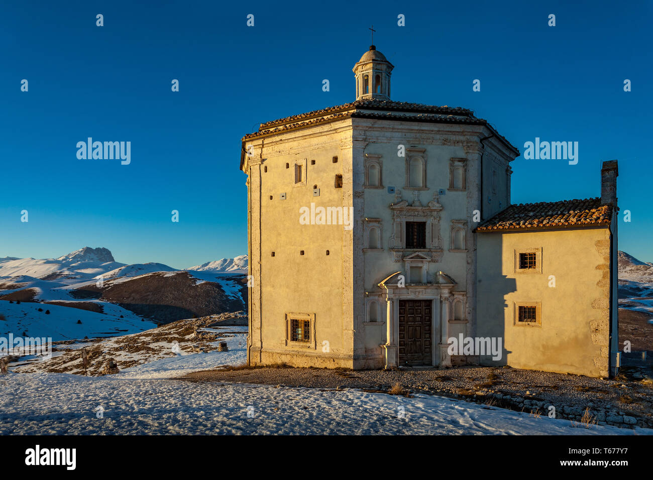 Oratoire de Santa Maria della Pietà au coucher du soleil. Gamme Gran Sasso. Roccacalascio, Abruzzo Banque D'Images