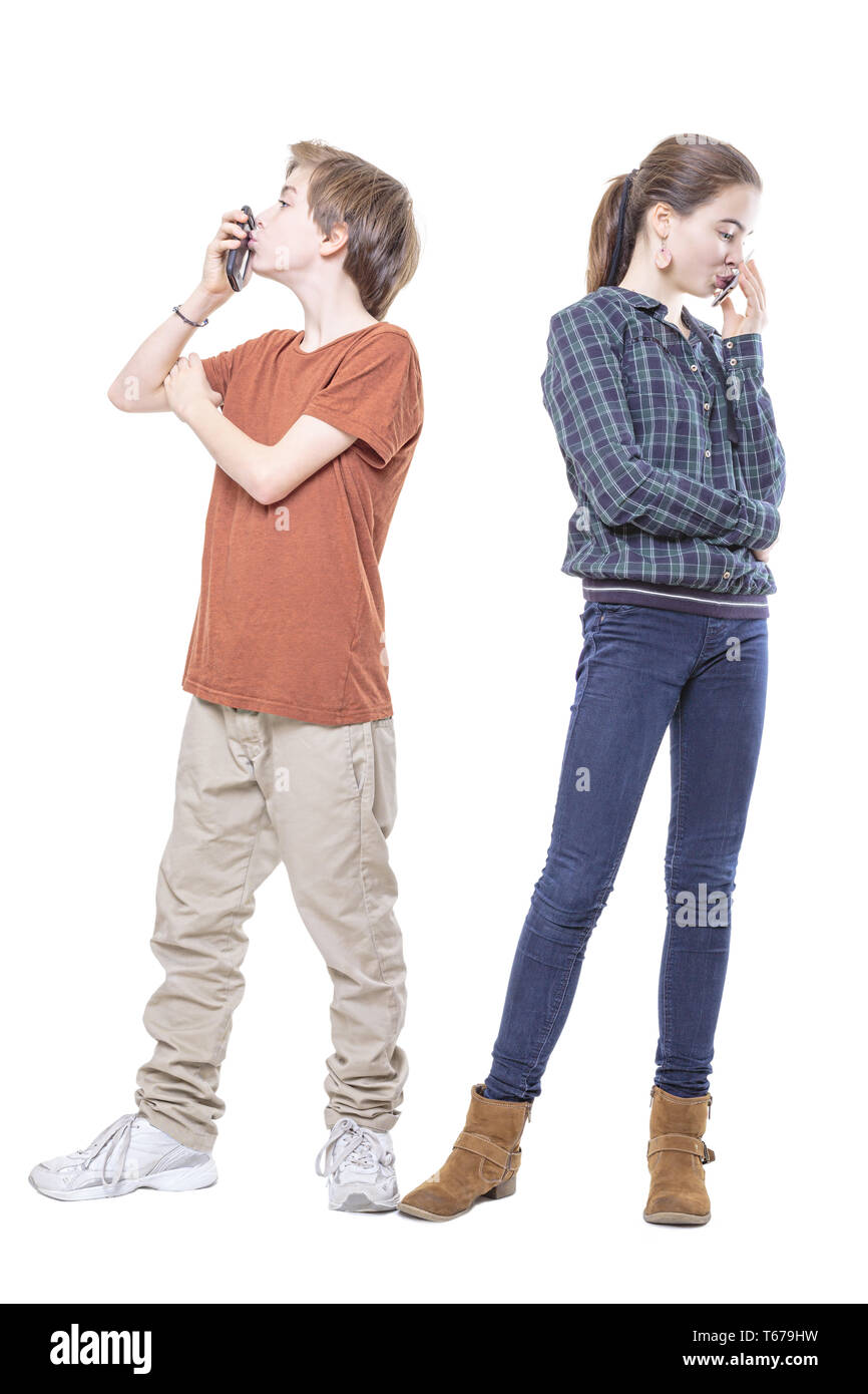 Deux adolescents s'embrasser leurs téléphones intelligents, isolated on white Banque D'Images