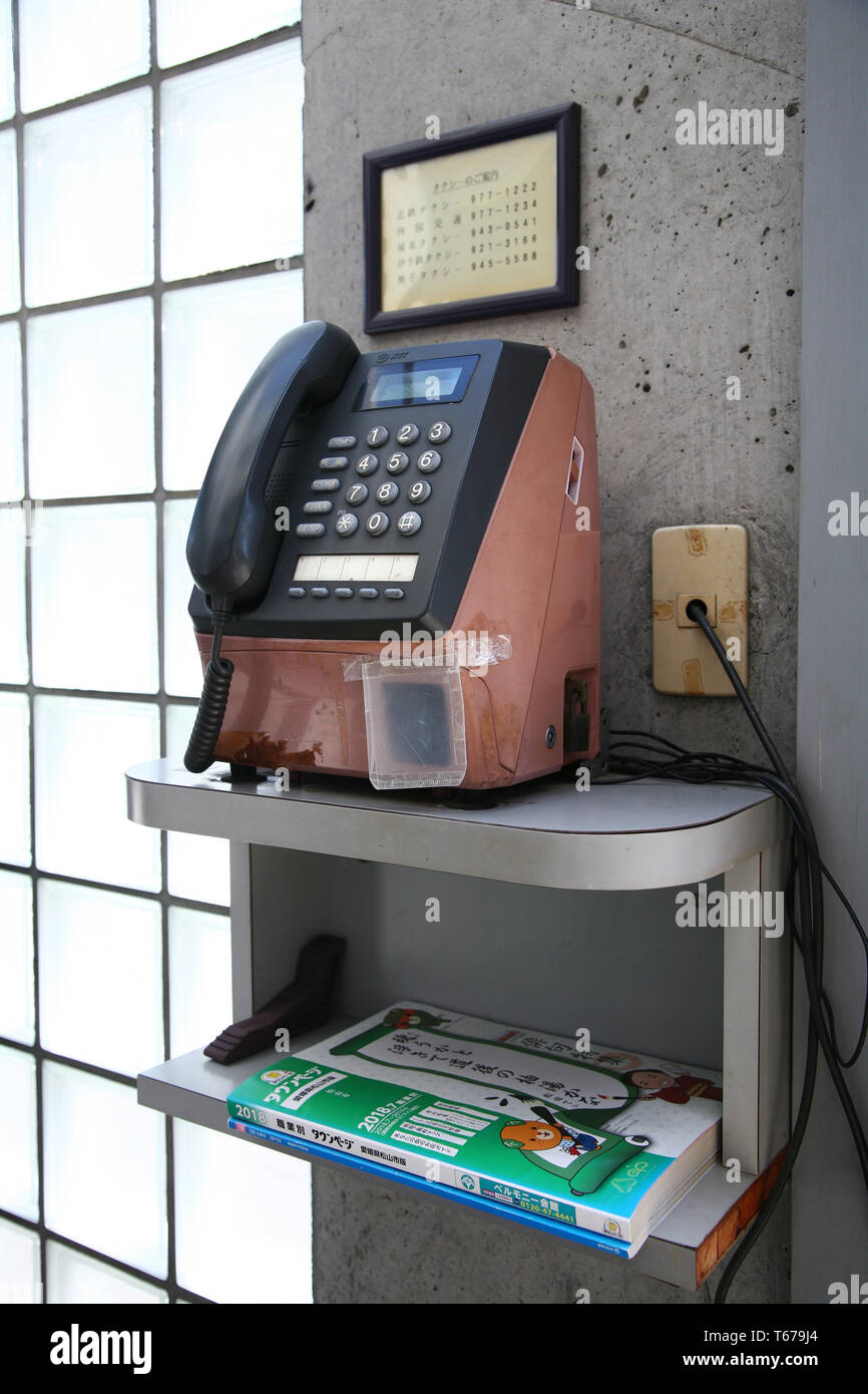 Vieille cabine téléphonique au Japon Banque D'Images