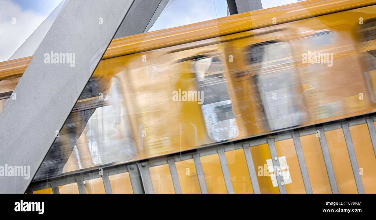 Double exposition d'un déménagement du métro de Berlin sur un pont Banque D'Images