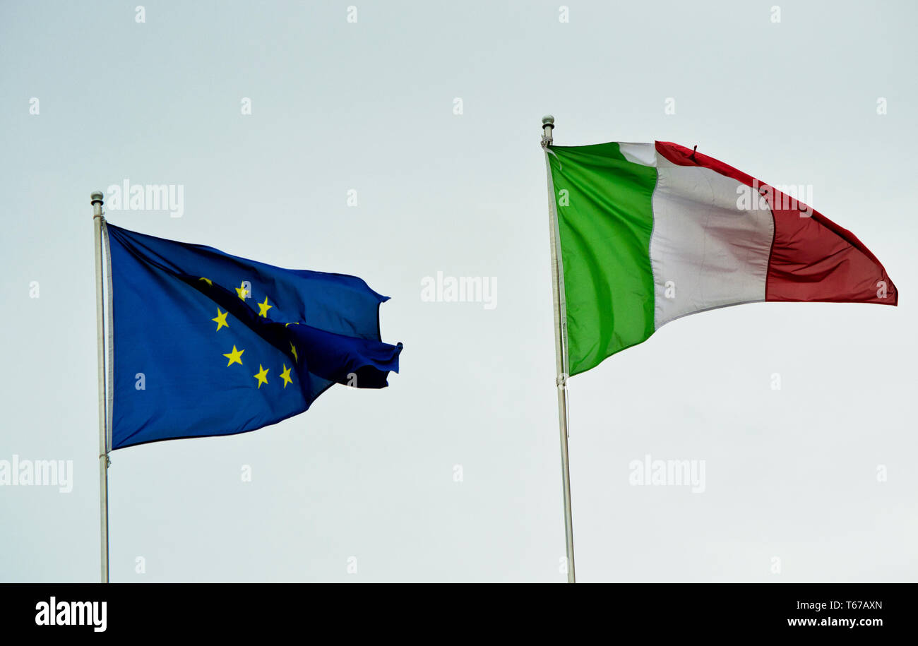 L'italien et de brandir le drapeau européen dans le vent pour le jour de l'élection de l'Union européenne Banque D'Images