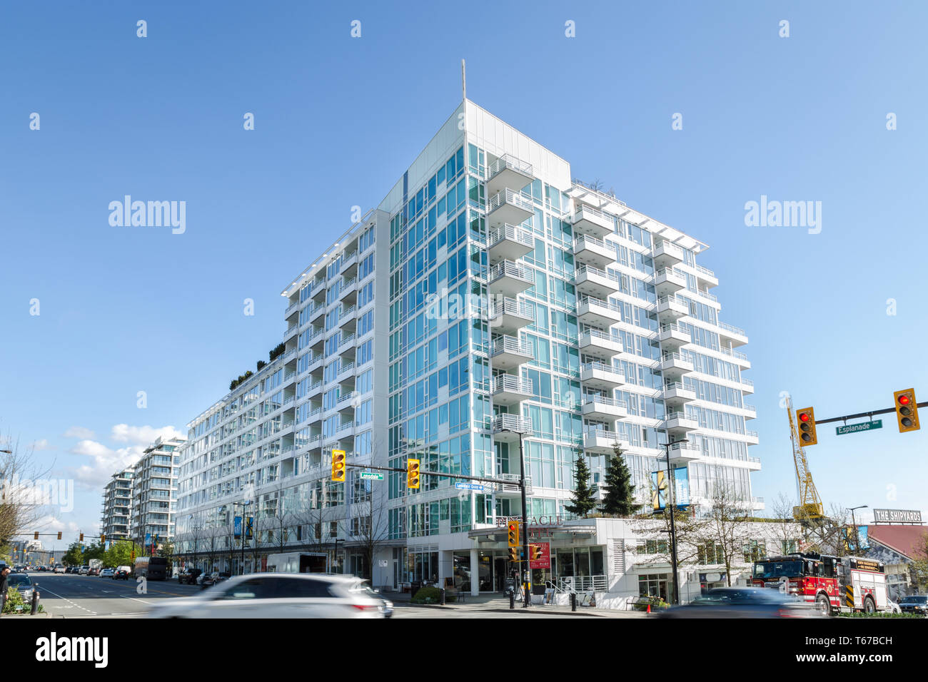 NORTH VANCOUVER, BC, CANADA - Apr 26, 2019 : Nouveaux développements construit sur l'Esplanade Ave dans le cadre de la poursuite de l'essor de la construction dans la région de Vancouver. Banque D'Images
