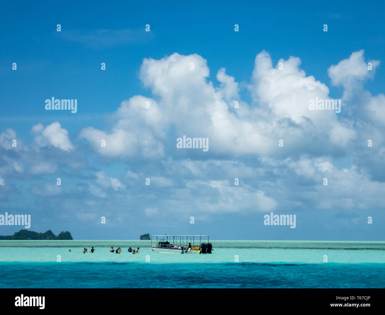 Les passagers du bateau d'apprécier nager dans les eaux tropicales turquoise Banque D'Images