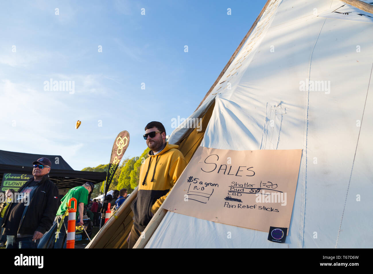 VANCOUVER, BC, CANADA - 20 avr 2019 : Un homme de quitter une tente qui est la vente de cannabis et de produits connexes à la 420 festival à Vancouver, Canada. Banque D'Images