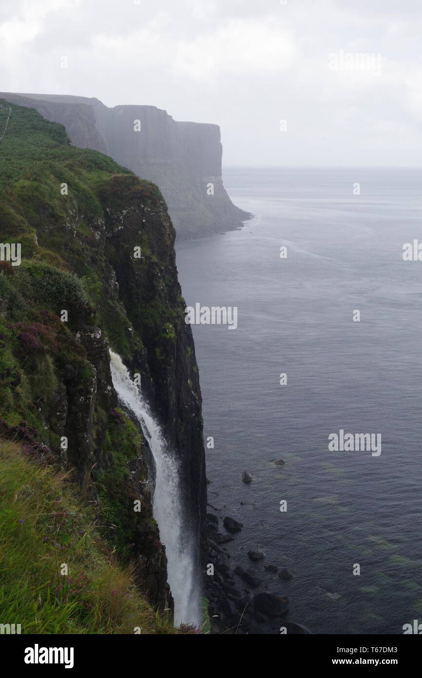 Kilt Rock et Mealt Falls. Isle of Skye, Scotland, UK. Banque D'Images