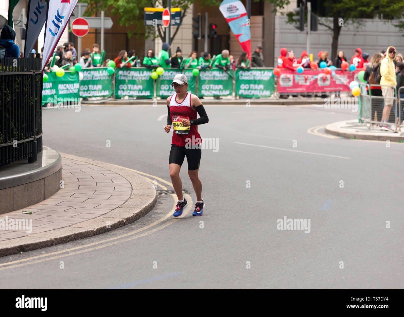 En-Nourhi Meryem en compétition pour le Maroc, le Marathon de Londres en 2019. Elle a fini 3e de la catégorie T11/12, dans un temps de 03:18:11 Banque D'Images