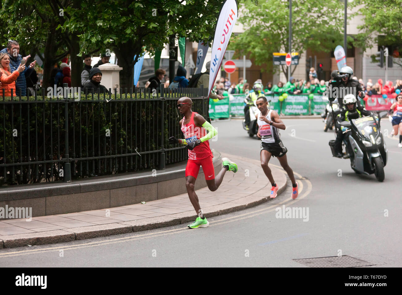 Sir Mo Farah (GBR) traversant le nord de la colonnade, Canary Wharf, suivi de près par Leul Gebresilasie (ETH), au cours de la 2019 Marathon de Londres. Dans la course élite hommes, Mo a fini 5ème, en un temps de 02:05:39. Leul est 8ème, en un temps de 02:07:15 Banque D'Images