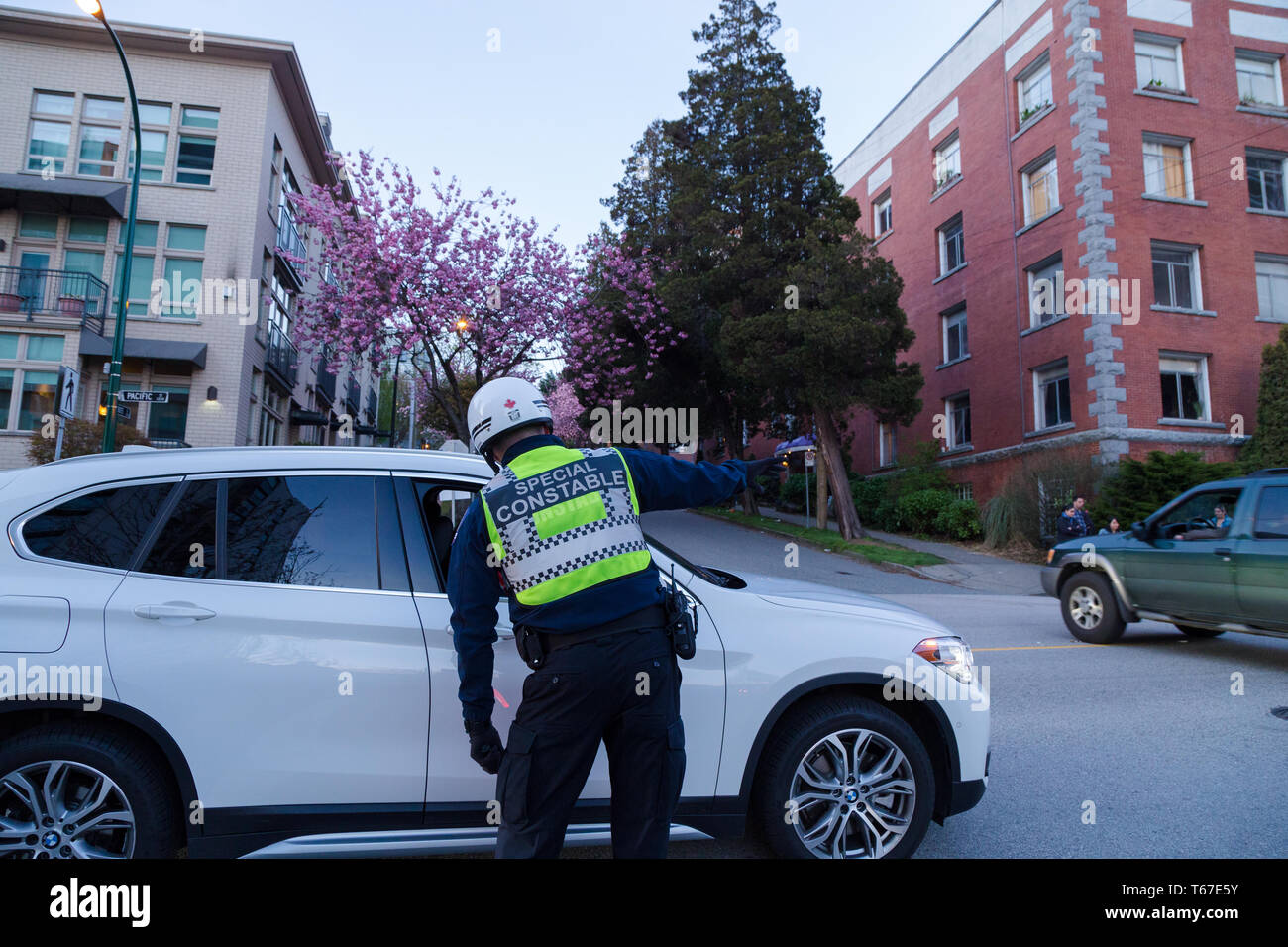 VANCOUVER, BC, CANADA - 20 avr 2019 : un agent de l'autorité de trafic de Vancouver fournit une assistance à un automobiliste. Banque D'Images
