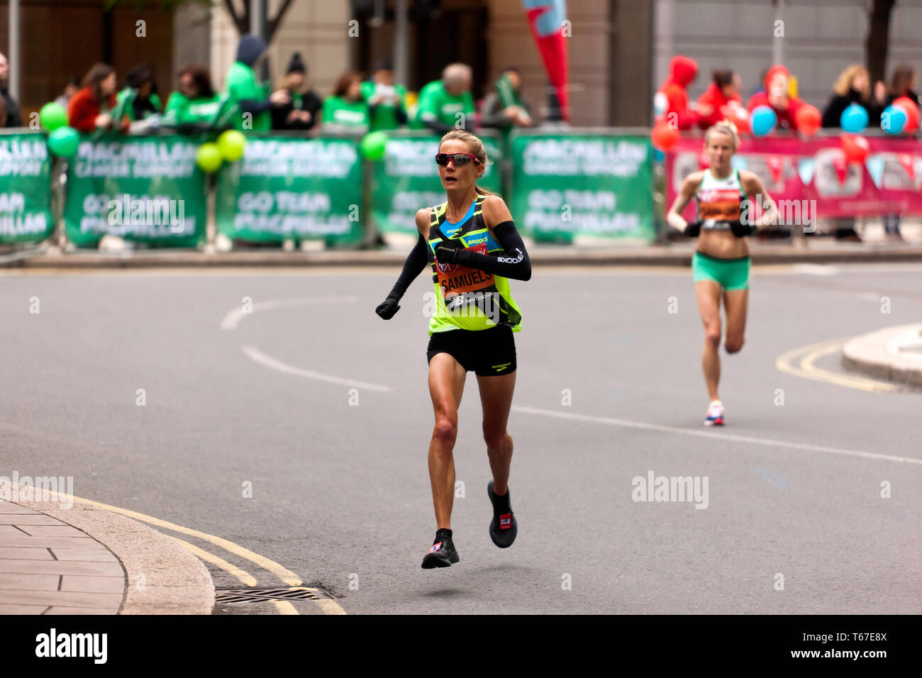 Athlète féminine de l'élite, Sonia Samuels en compétition pour la Grande-Bretagne, dans le Marathon de Londres 2019. Elle a fini 20ème, en un temps de 02:36:50 Banque D'Images