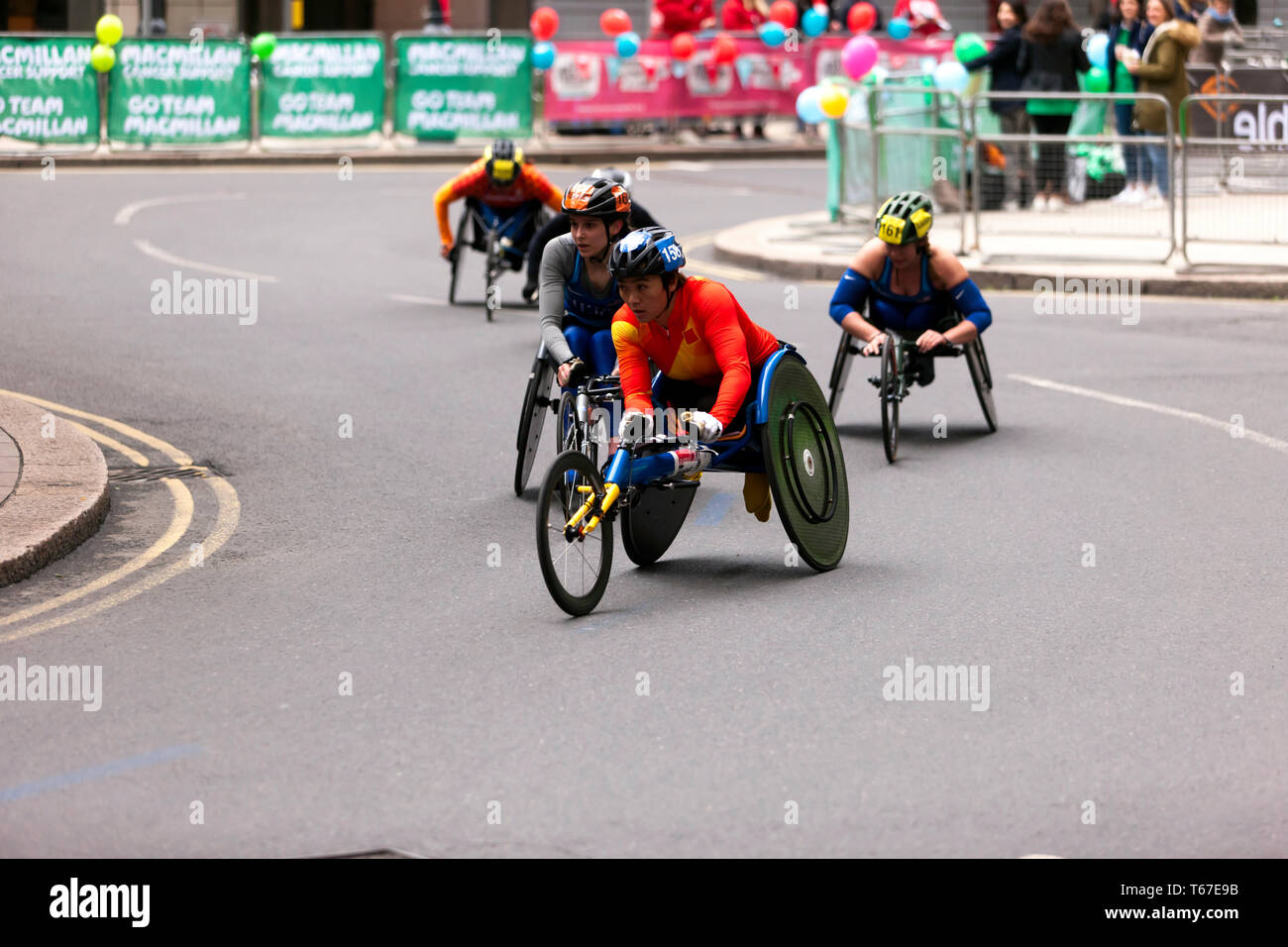 Zou Lihong à partir de la Chine dans la compétition élite femmes course en fauteuil roulant(T53/T54), au cours de la 2019 marathon de Londres, elle a terminé 6e dans un temps de 01:52:10 Banque D'Images