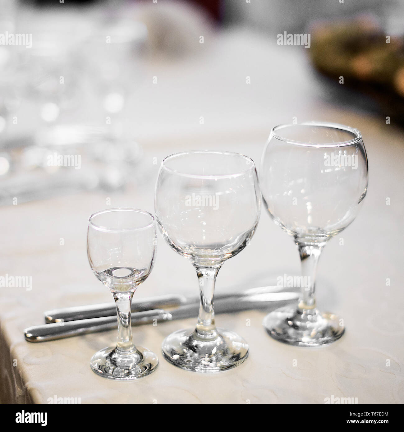 Différents types de verres pour le vin sur la table. Still Life concept  Photo Stock - Alamy