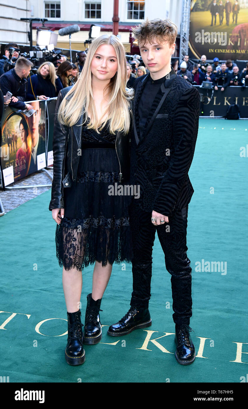 Lola Thatcher (à gauche) et Ty Tennant participant à la UK premiere de Tolkien s'est tenue au Curzon Mayfair, Londres Banque D'Images