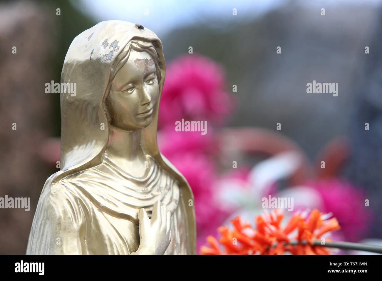 Statuette de la Vierge-Marie sur une pierre tombale. Banque D'Images