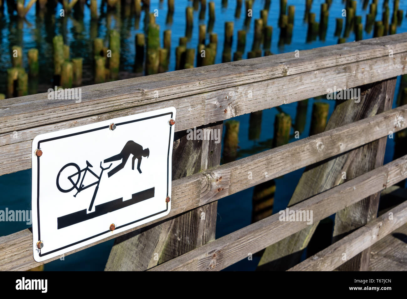 Inscription attention lors de l'exhortant traverser les voies sur un vélo à Astoria, Oregon Banque D'Images