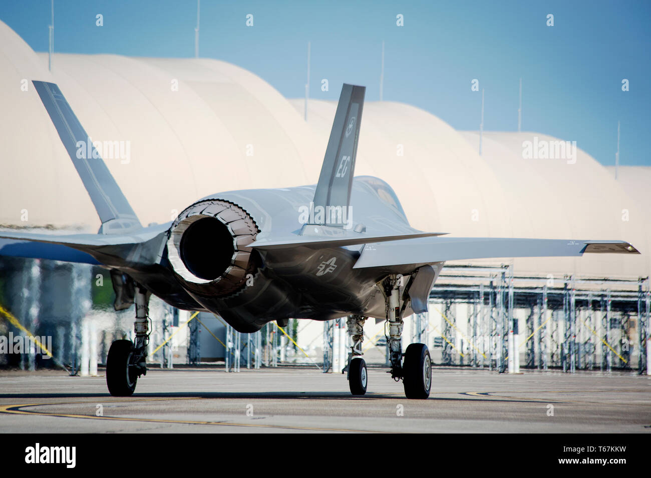 Un chasseur F-35A taxis à la base aérienne d'Eglin, en Floride. Le F-35A est construit pour le décollage et l'atterrissage. Banque D'Images