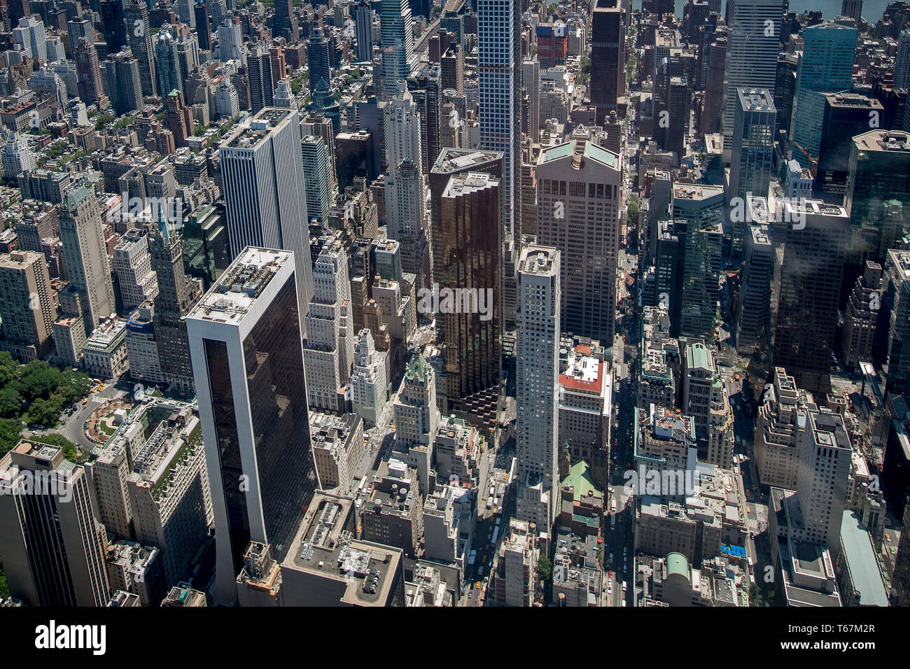 Le quartier Midtown de Manhattan, avec la Trump Tower (centre). La Trump Tower est un plancher de 68 tours à usage mixte, avec des bureaux et luxury condominiums et d'un grand atrium public. Le bâtiment est le siège de la chambre et d''appartements de l'atout de la famille. Banque D'Images