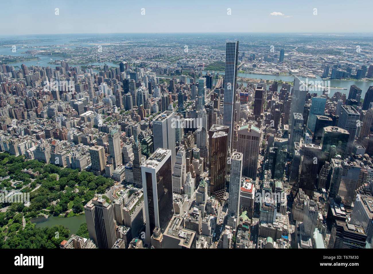 Le quartier Midtown de Manhattan, avec la Trump Tower (centre). La Trump Tower est un plancher de 68 tours à usage mixte, avec des bureaux et luxury condominiums et d'un grand atrium public. Le bâtiment est le siège de la chambre et d''appartements de l'atout de la famille. Banque D'Images