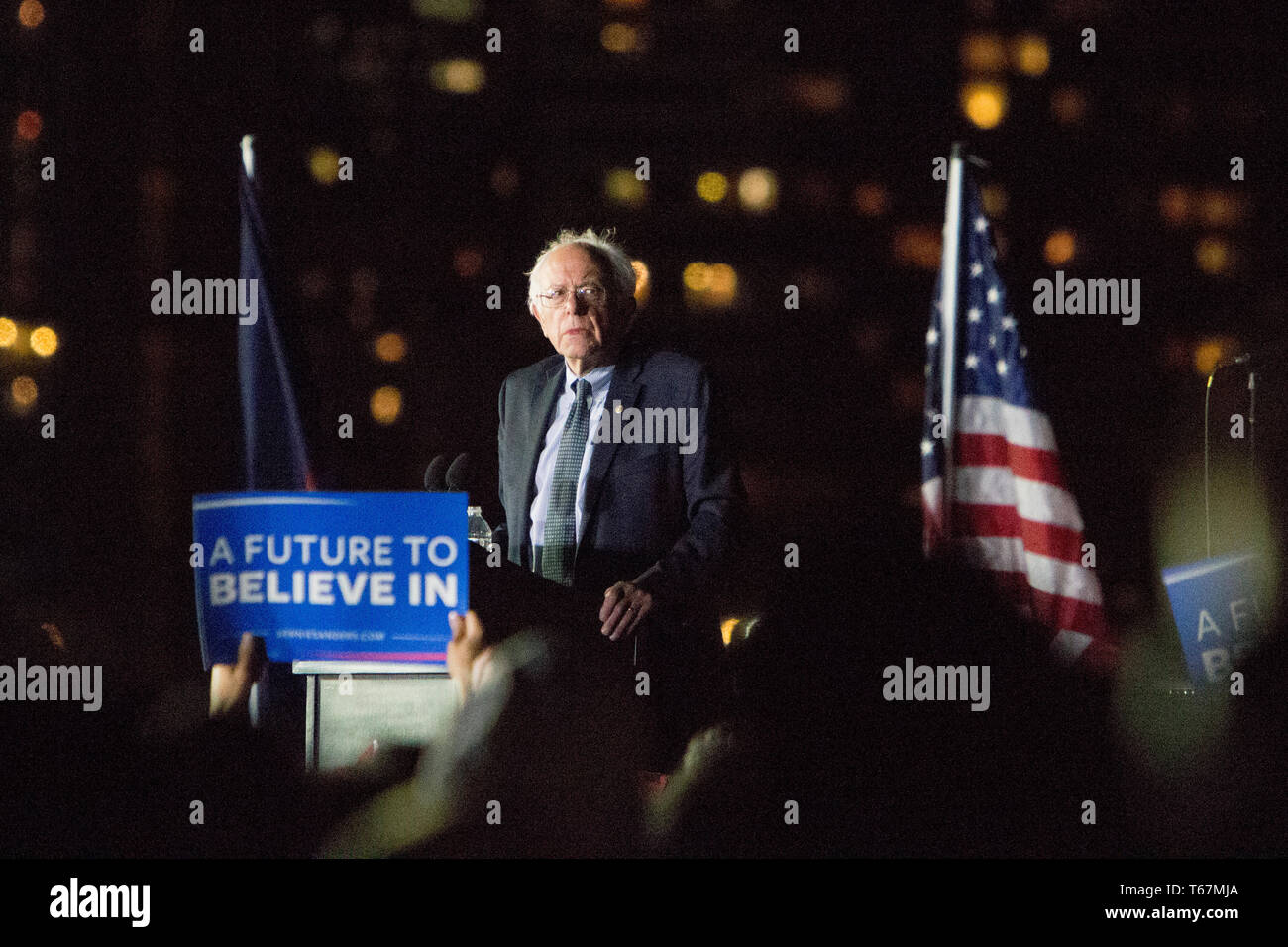 À la veille de l'État de New York avant l'élection présidentielle primaires, espère le sénateur Bernie Sanders (D-VT) est titulaire d'un dernier rallye dans les chasseurs Point South Park dans le Queens. Banque D'Images
