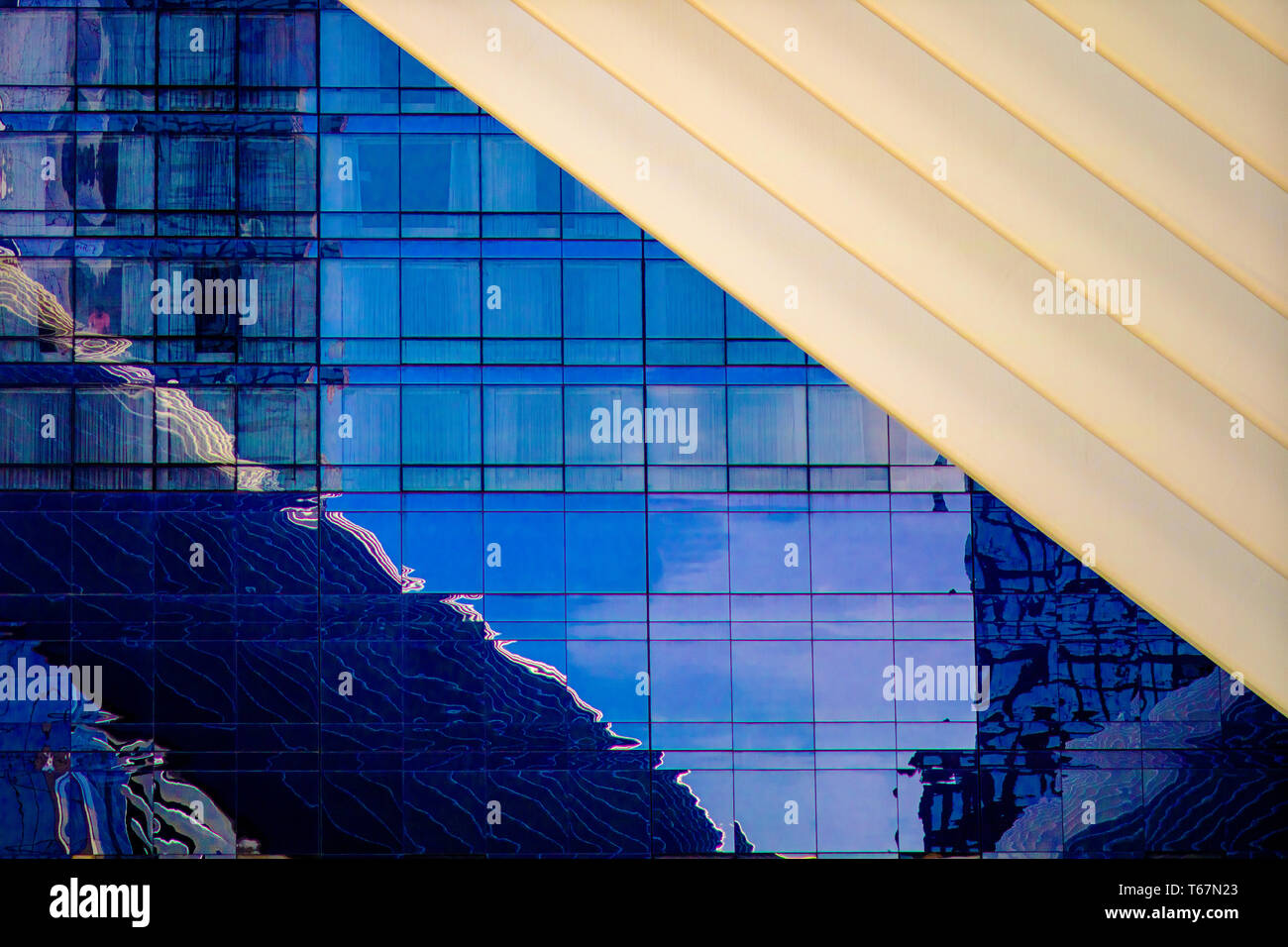 L'Oculus, conçu par l'architecte espagnol Santiago Calatrava au Mémorial National du 11 septembre la Plaza dans le centre-ville de New York. L'Oculus couvre l'atrium et d'un centre commercial qui se branche sur le chemin du métro et train ainsi que le Musée du 11 septembre. Banque D'Images