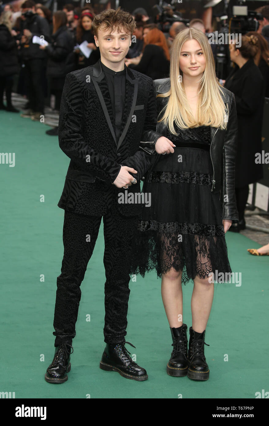 Ty Tennant (à gauche) et Lola Thatcher assistant à la première du Royaume-Uni à Tolkien Curzon Mayfair, Londres . PRESS ASSOCIATION. Photo date : lundi 29 avril, 2019. Crédit photo doit se lire : Isabel Infantes/PA Wire Banque D'Images